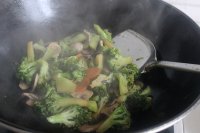 平菇炒西兰花的做法步骤13
