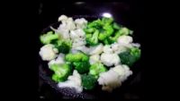 海鲜炒双花的做法步骤1