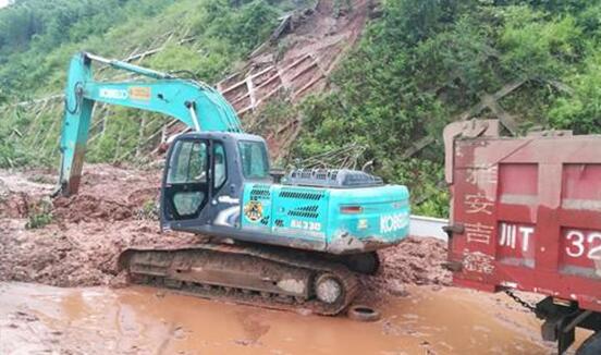 四川强降雨引发山体滑坡 雅康成名等多条高速关闭
