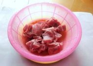 春笋炒排骨的做法步骤1