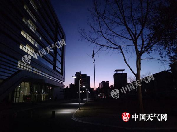 今天北京气温复苏最高5℃伴6级阵风 明夜赏红月亮需防寒
