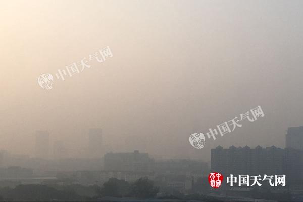 江苏大雾致多条公路受管制 周末早晨大雾持续