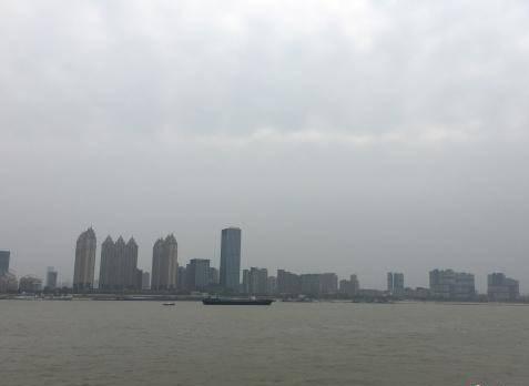11月10日，武汉为阴天，图为汉口江滩，远处景观若隐若现 钟欣 摄