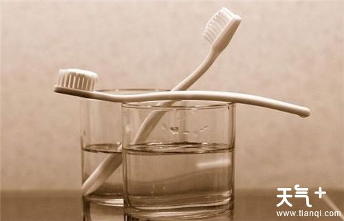 刷牙前牙刷是否要先沾水，教你刷牙的正确方法