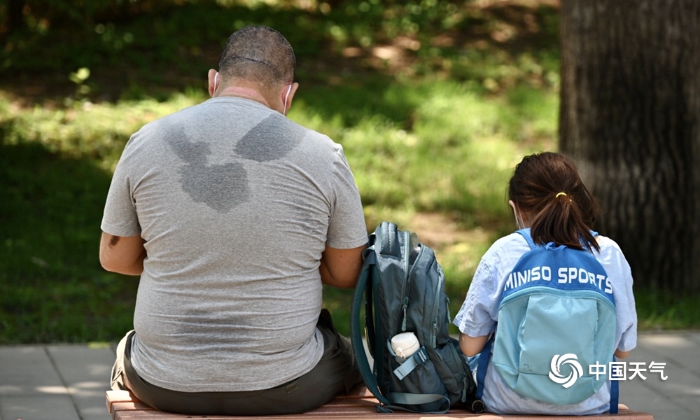 暑热来袭！北京烈日炎炎 户外活动的人们接受“烤验”