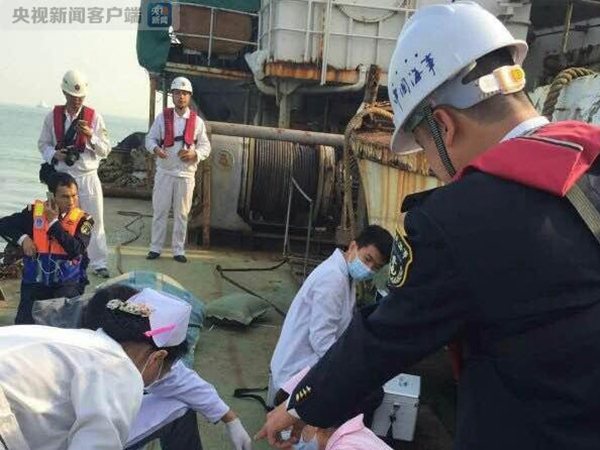 珠江货船碰撞事故4名船员获救 其余8名仍困船舱