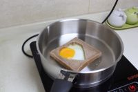 土司煎蛋的做法步骤4