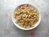 西芹腰果虾仁的做法步骤3
