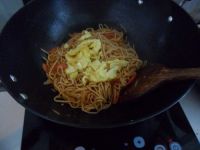 洋葱火腿炒面的做法步骤10