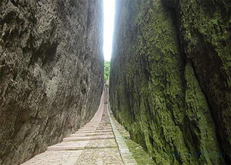 武夷山一线天位于武夷群峰的西南端,是武夷的最奇的岩洞,素有"鬼斧