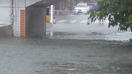 四川德阳遭遇强降雨来袭 部分城区出现积水和内涝