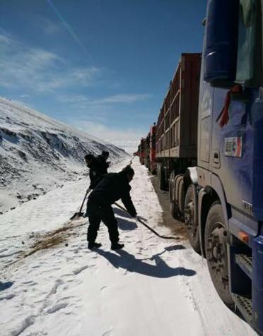 青藏公路唐古拉山段降雪致道路受阻 已疏导800余车辆