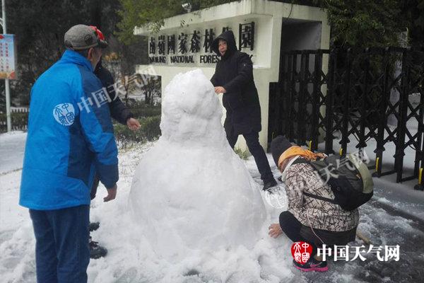 广东韶关迎今年首场雪 未来三天低温冰冻天气来袭