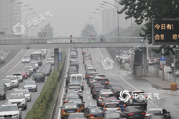 带伞！北京今天傍晚到夜间仍有分散性阵雨 明天局地雨强较大