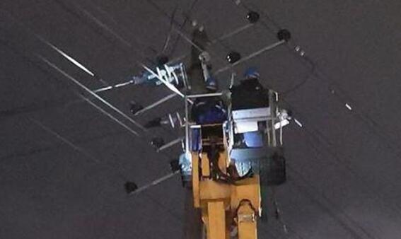 雷暴天气致玉林多地出现停电 供电局人员连夜抢修复电