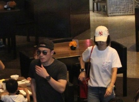 林心如一家首同框是怎么回事 林心如霍建华一家首同框秀幸福