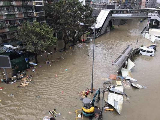 台风“天鸽”吹袭澳门 已造成至少三死两失踪