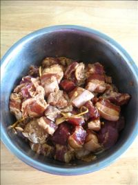 嗜肉族最爱的咸蛋黄五花肉粽的做法步骤3