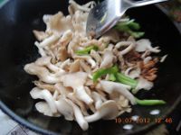 平菇炒肉的做法步骤17