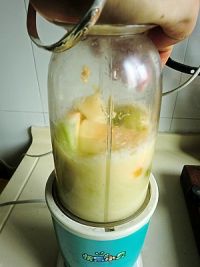 哈密瓜葡萄酸奶的做法步骤4
