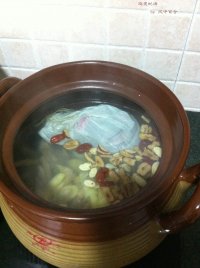 老鸡煲草花蛇汤的做法步骤4