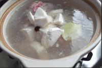 粉葛猪骨汤的做法步骤4