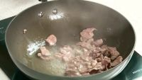 蒜苗炒肉的做法步骤2