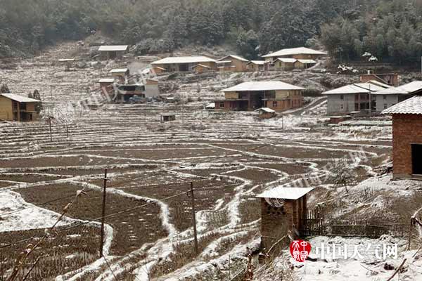 福建寒意十足福州时隔13年再飘雪 本周气温渐回升