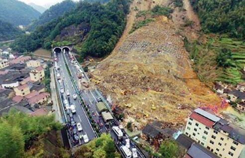 衡阳乔杉镇上洲村旁突发山体滑坡 消防队员及时救出受困司机