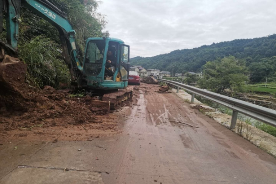 湖南慈利守路人带头抢修受损公路 确保公路畅通
