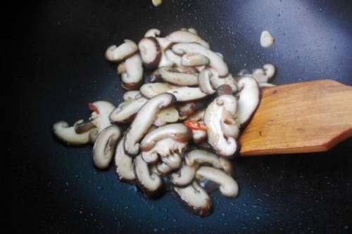 香菇炒肉的做法 家常菜香菇炒肉怎么做