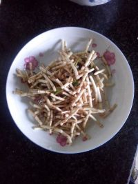 折耳根炒腊肉的做法步骤2