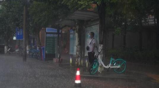 今起海南迎大范围强降雨 大部地区高温暂缓仅30℃出头