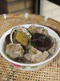 香菇排骨鲍鱼汤的做法步骤7