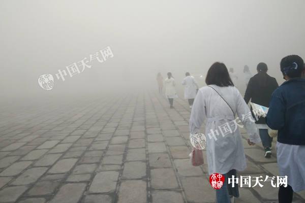 河北大雾局地能见度不足50米 明起冷空气救场