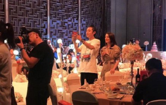 张丹峰洪欣合体参加婚礼是怎么回事 夫妻甜蜜现身破出轨传闻