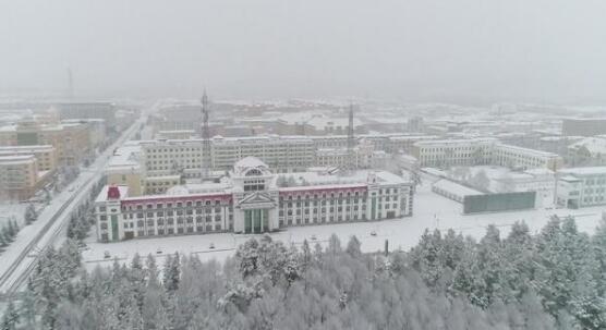 黑龙江漫天飞雪气温0℃以下 多地发布暴雪红色预警