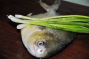 葱油金鲳的做法步骤1
