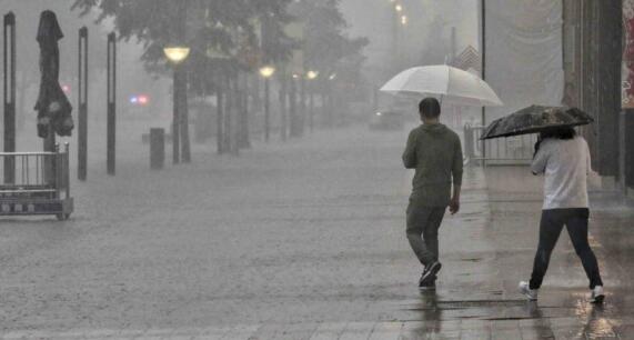今明北京雷雨交加气温仅30℃ 市民外出注意防雷避雨和交通安全