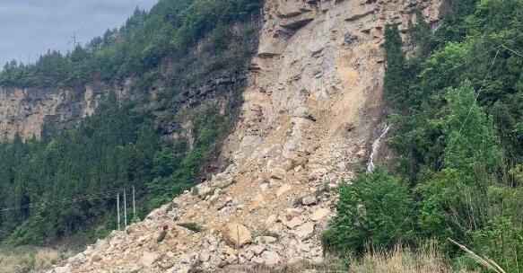 重庆奉节县省道发生山体滑坡 目前该路段仍在进行交通管制