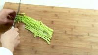 芹菜炒鸡蛋的做法步骤1