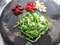 韭菜苔炒马勃菌的做法步骤3
