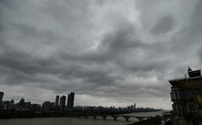 注意啦！湖南大雾致10余条高速管制 下周降雨降温将先后来袭