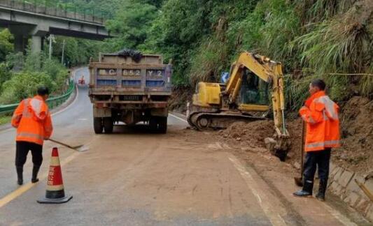 江西宜丰一路段发生道路边坡塌方 目前已经恢复正常通车
