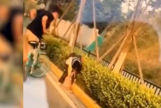 女子撞击掌掴女童