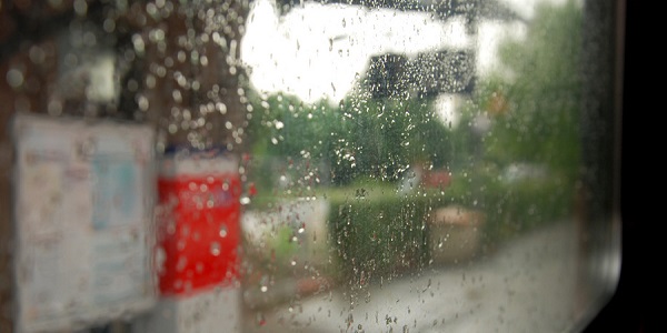 下雨天开车怎么除雾 车内如何快速除雾的方法