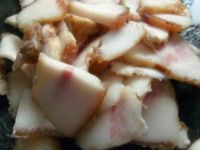 三色回锅肉的做法步骤1