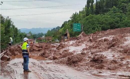 重庆G42沪蓉高速路段发生山体滑坡 道路正在抢修司机需绕行