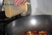 香炒蚕蛹的做法步骤9