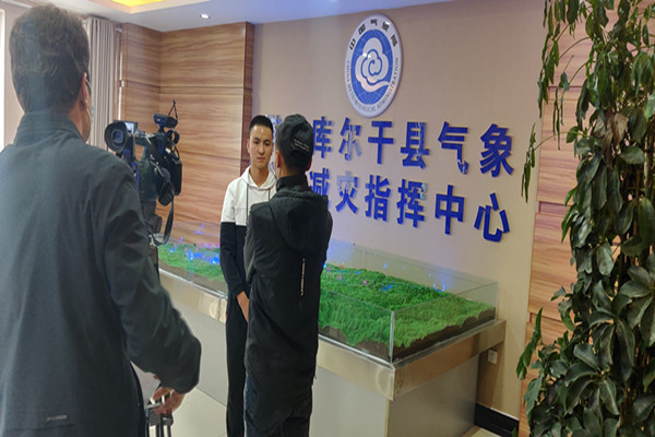 塔什库尔干县气象局接受电视台采访